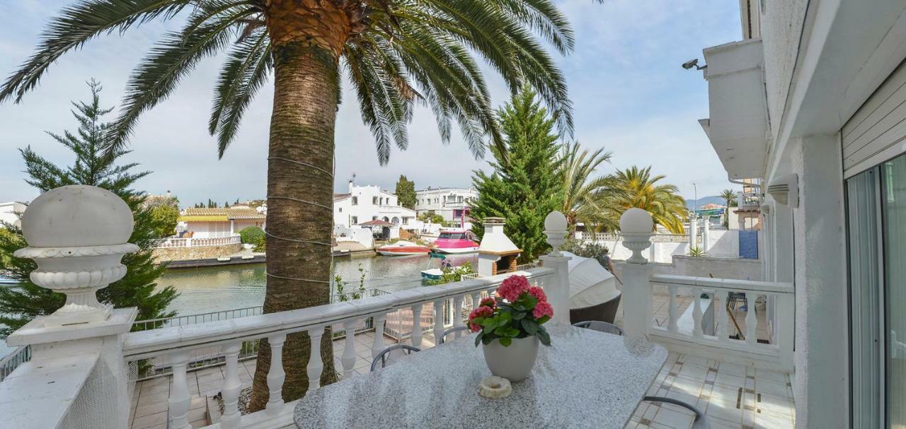 Villa Requesens On Canal Empuriabrava Esterno foto