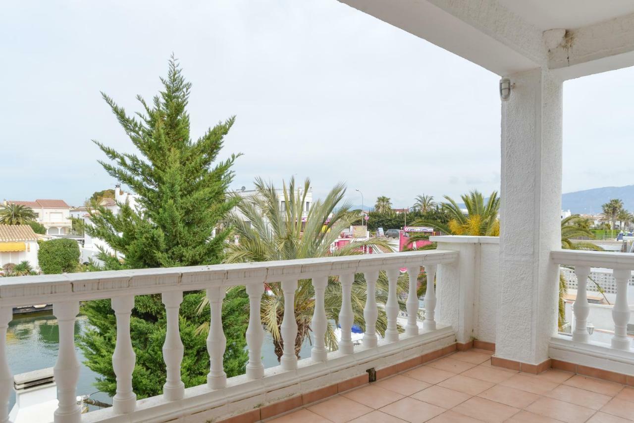 Villa Requesens On Canal Empuriabrava Esterno foto