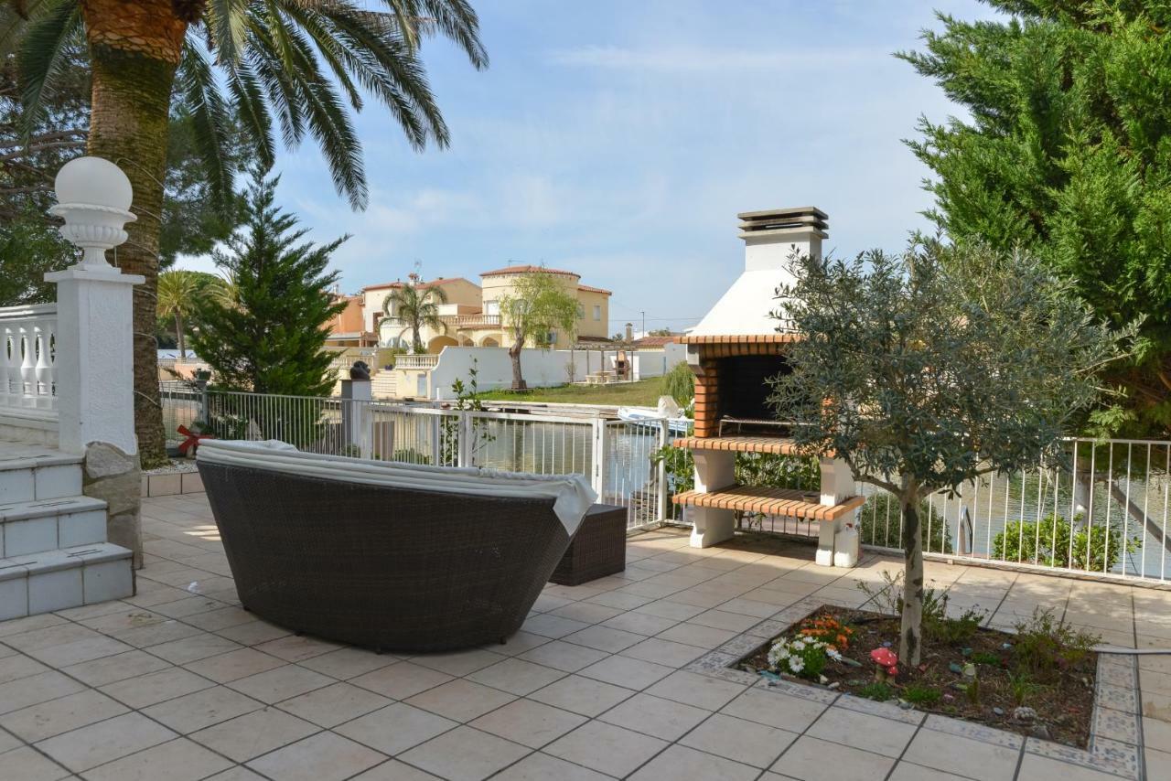 Villa Requesens On Canal Empuriabrava Esterno foto