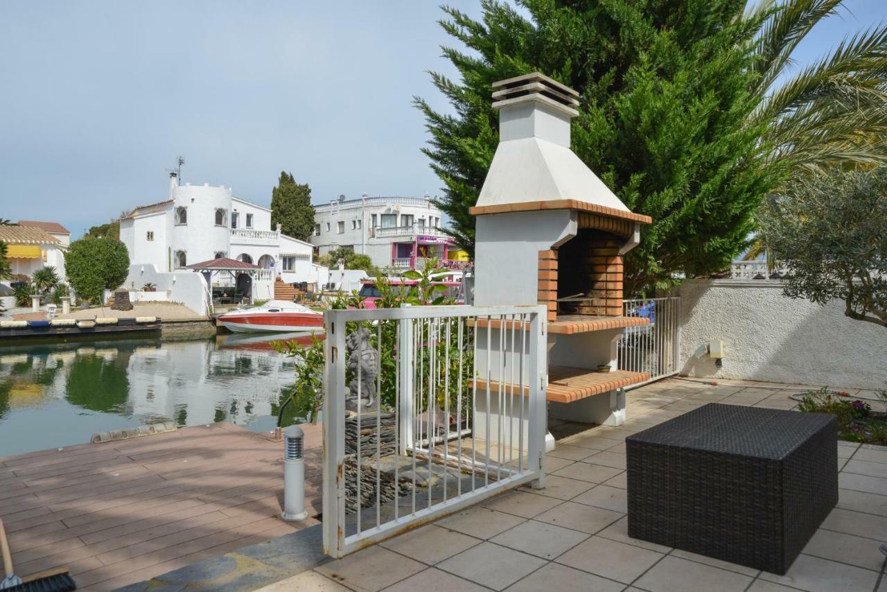 Villa Requesens On Canal Empuriabrava Esterno foto