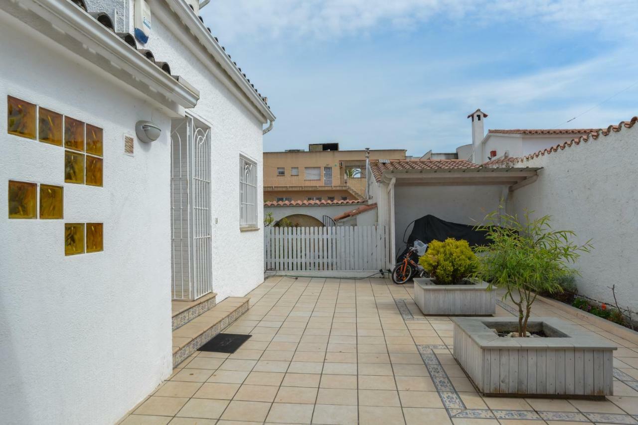 Villa Requesens On Canal Empuriabrava Esterno foto